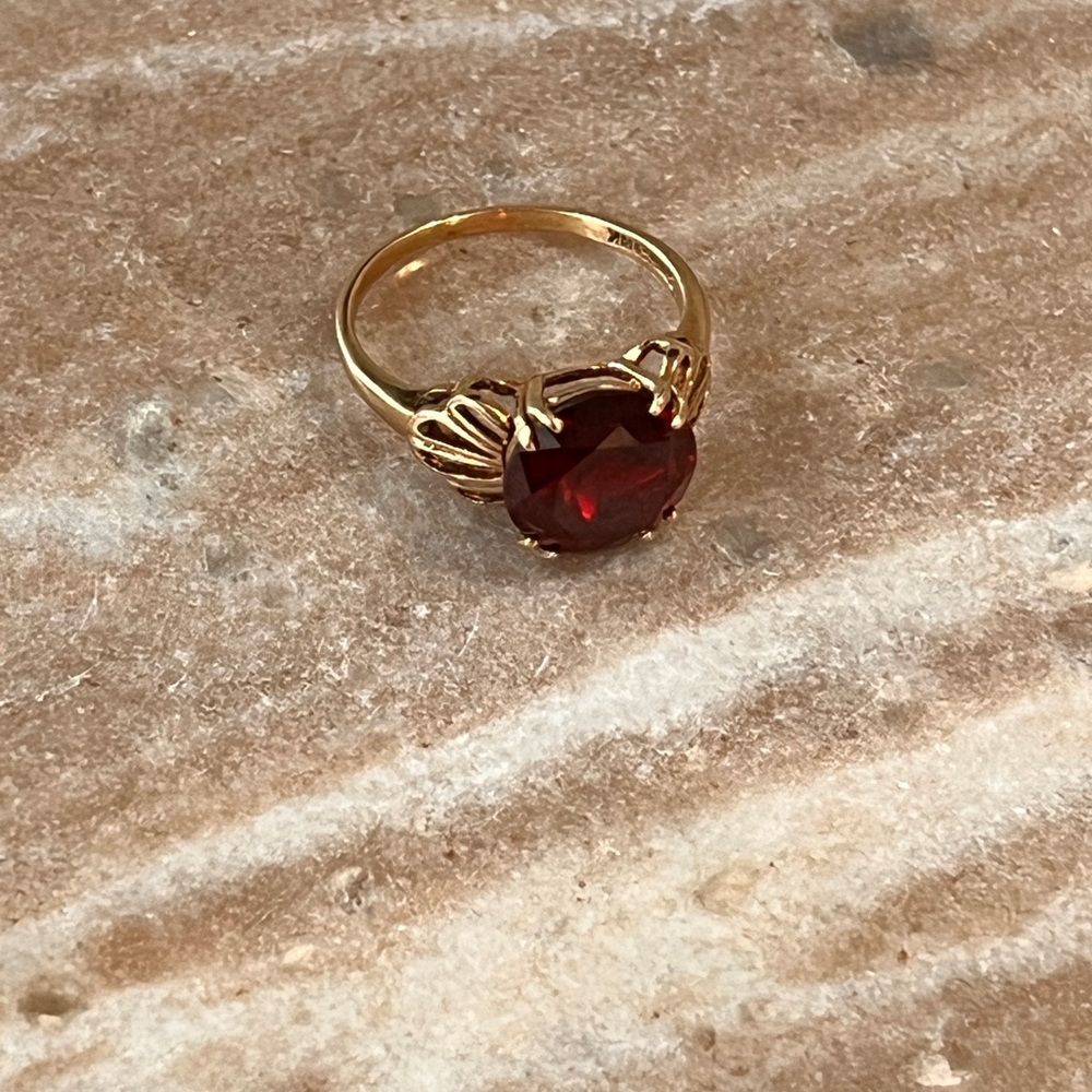 Elegant Gold Ring with Red Gemstone